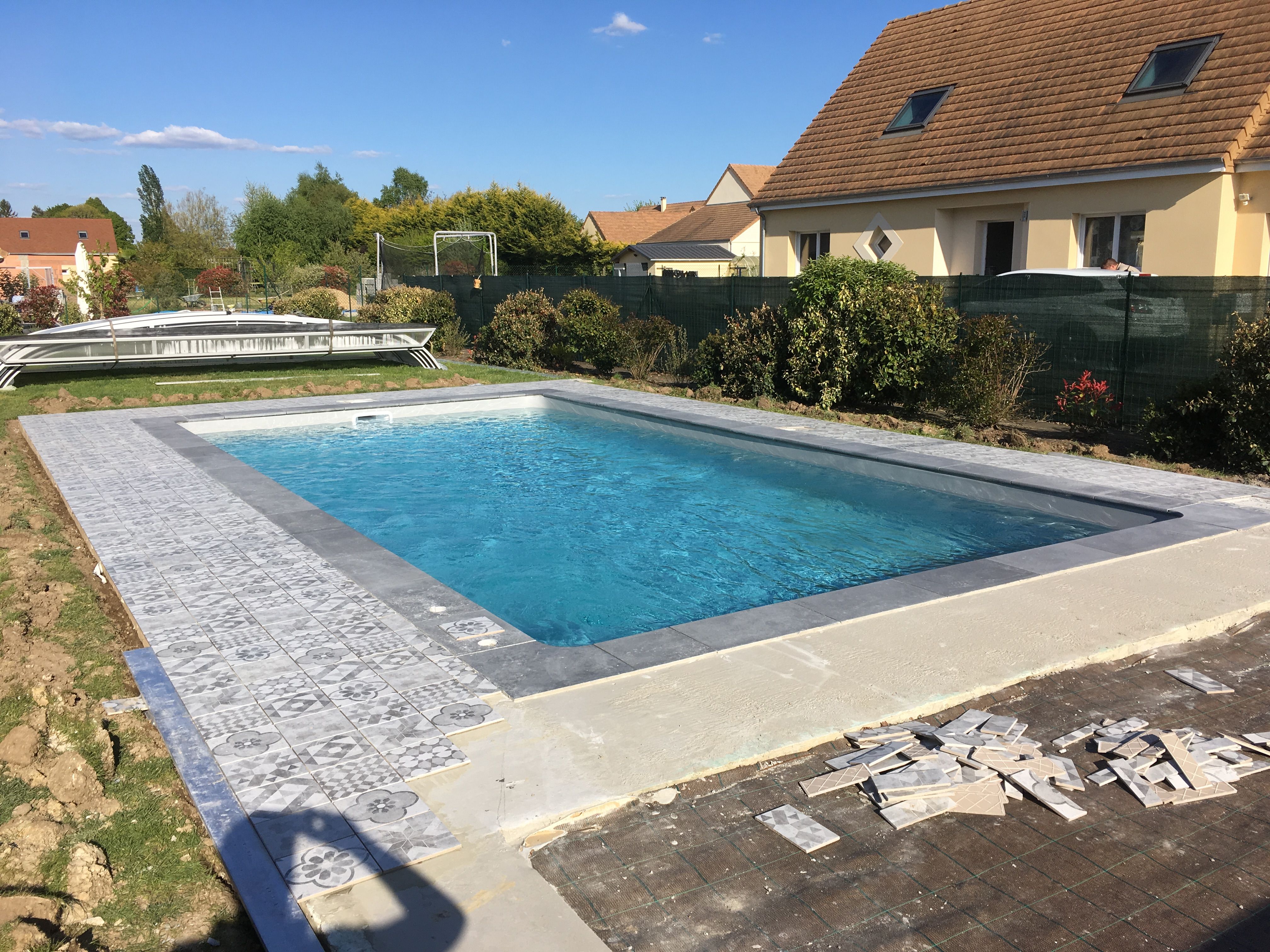 Pose de carrelage autour d'une piscine à Moncé-en-Belin - 2 sur 9