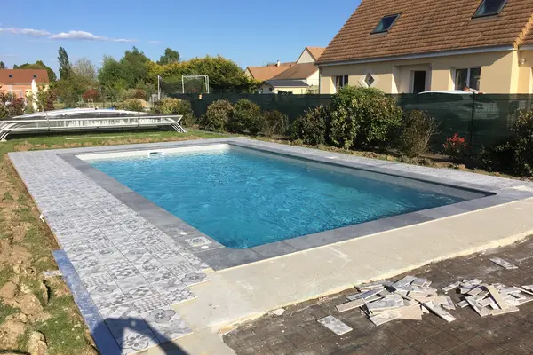 Pose de carrelage autour d'une piscine à Moncé-en-Belin Pose de carrelage autour d'une piscine à Moncé-en-Belin - 2 sur 9