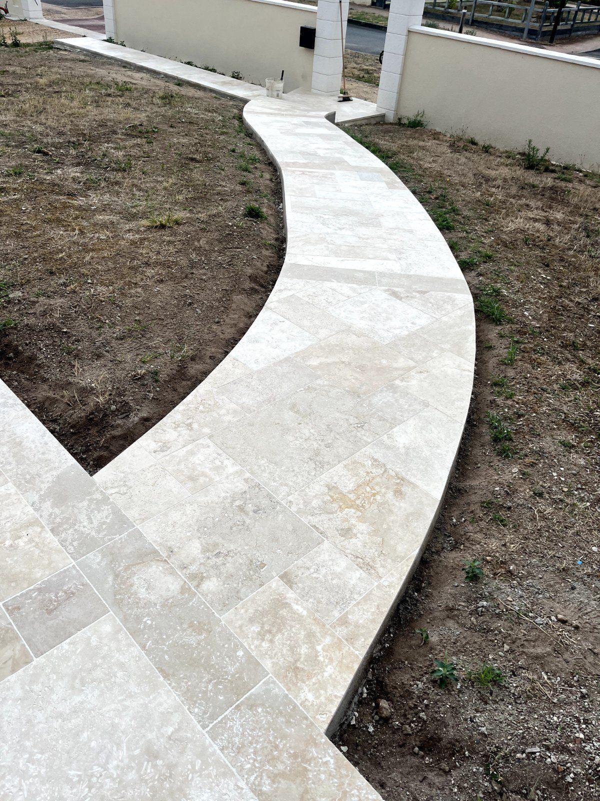 Pose de dallage en travertin pour une allée extérieure — Extérieur en Sarthe — photo 2 sur 7