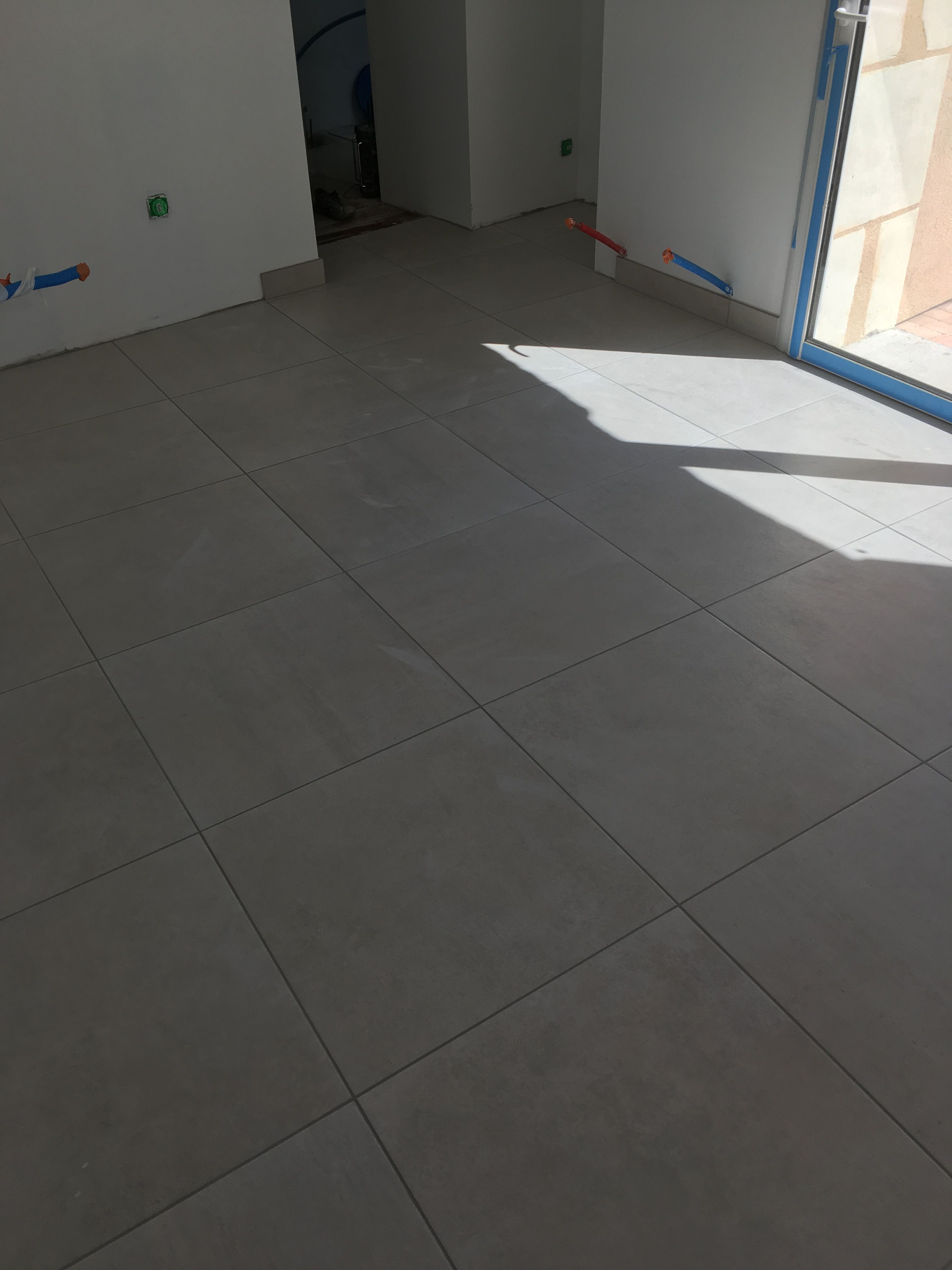 Pose de carrelage au sol dans une maison à Vaas - 1 sur 6
