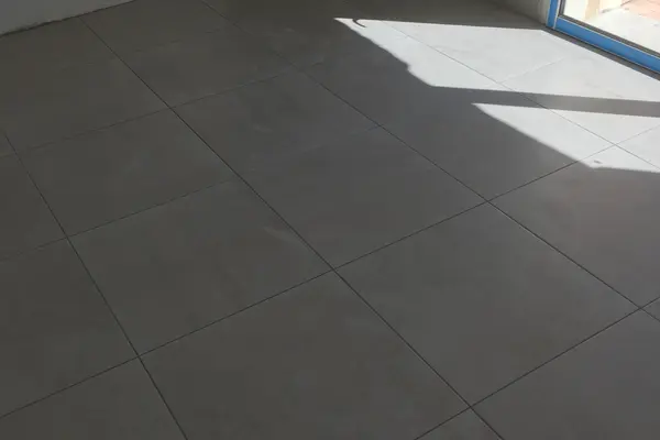 Pose de carrelage au sol dans une maison à Vaas Pose de carrelage au sol dans une maison à Vaas - 1 sur 6