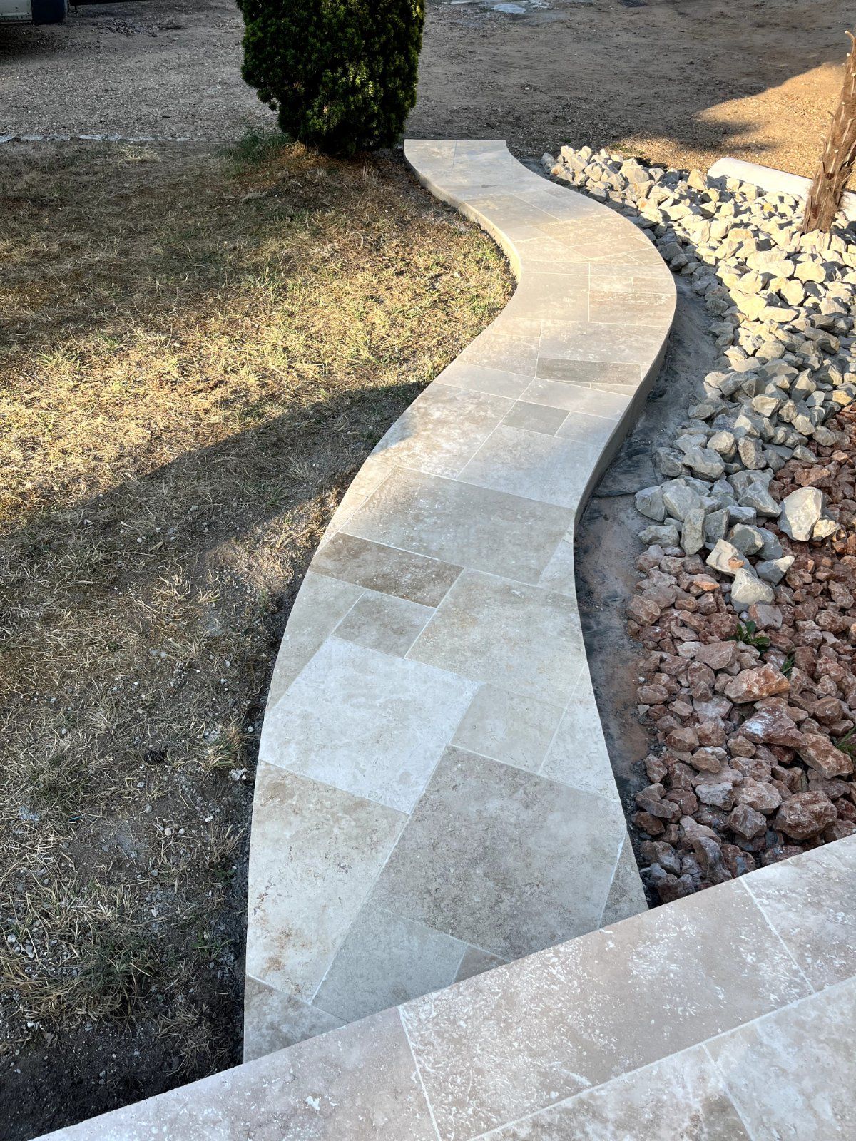 Pose de dallage en travertin pour une allée extérieure — Extérieur en Sarthe — photo 7 sur 7