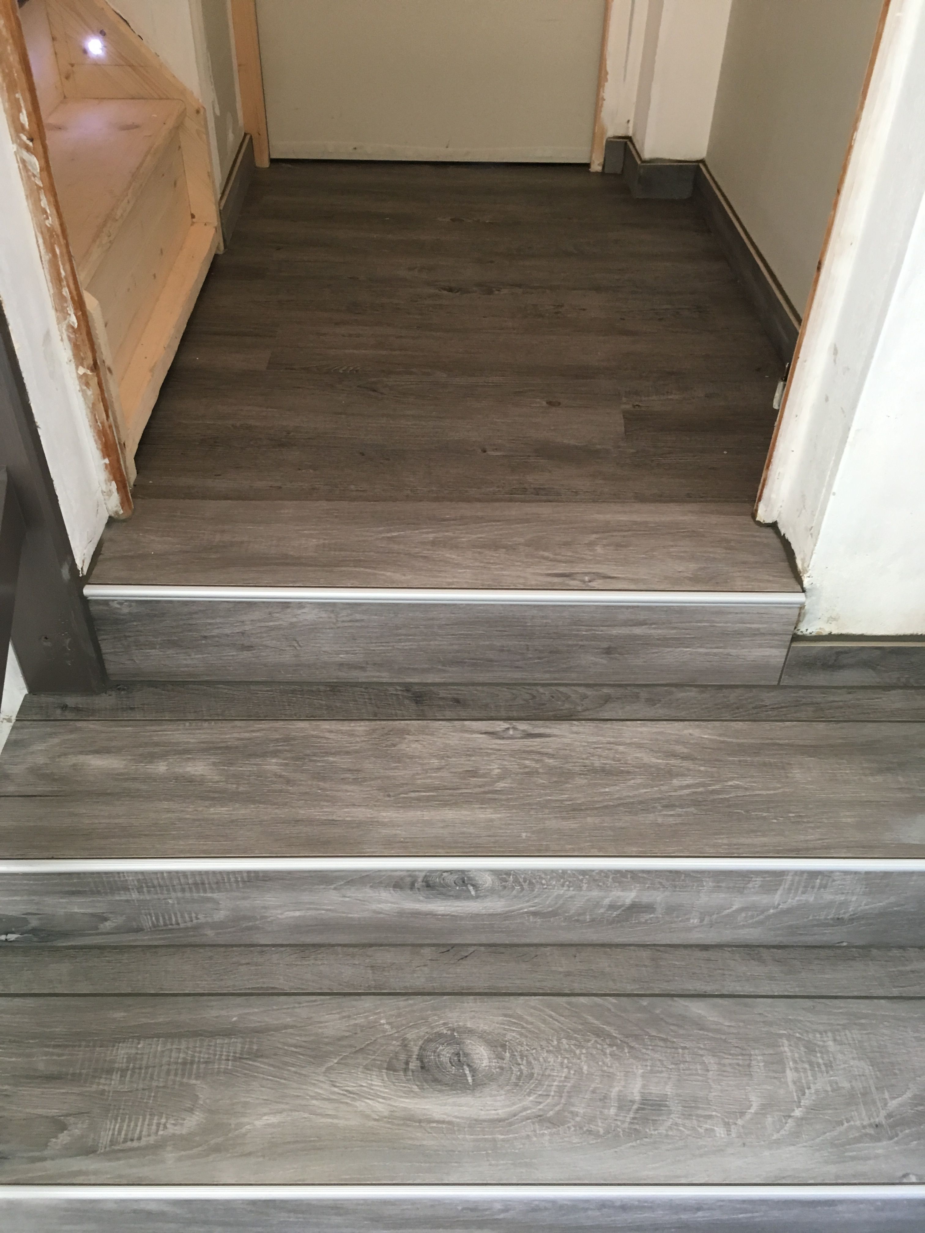 Habillage d'un escalier en grès cérame effet bois à Mayet - 2 sur 13