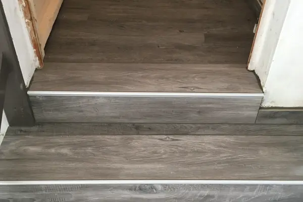Habillage d'un escalier en grès cérame effet bois à Mayet Habillage d'un escalier en grès cérame effet bois à Mayet - 2 sur 13