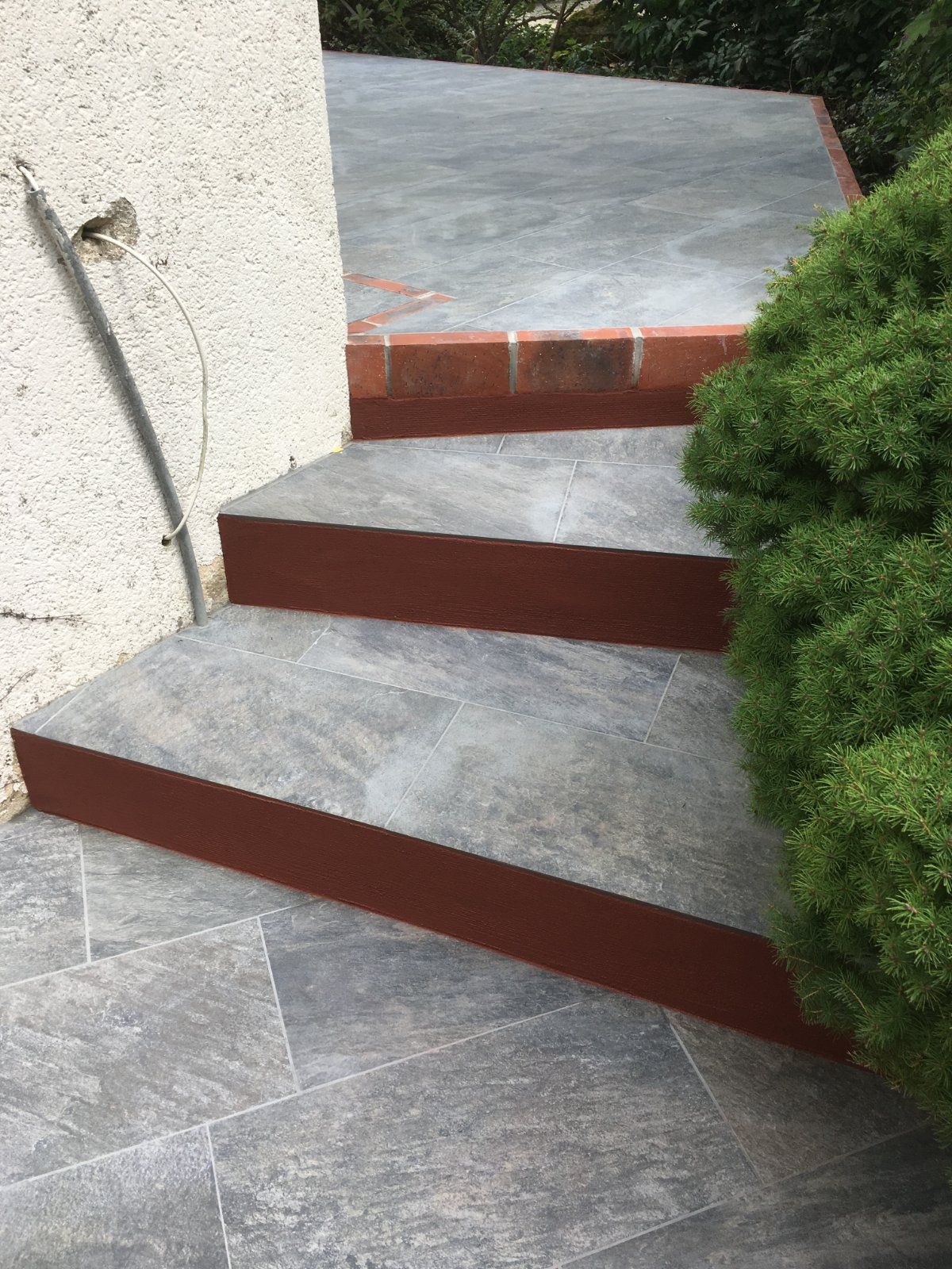 Pose de grès cérame pour une terrasse moderne à La Suze-sur-Sarthe — Terrasse à La Suze-sur-Sarthe — photo 8 sur 8