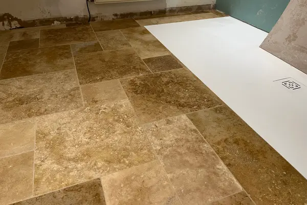 Pose de travertin au sol d'une salle de bain à Vaas Pose de travertin au sol d'une salle de bain à Vaas - 4 sur 15