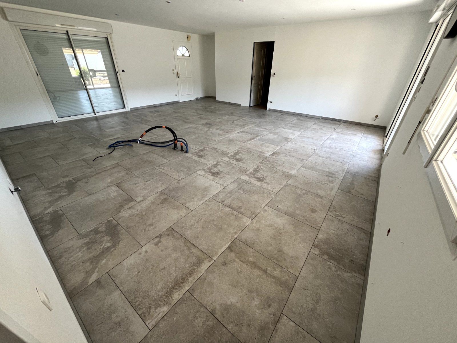 Pose de grès cérame grand format dans une maison — Sol intérieur en Sarthe — photo 1 sur 1