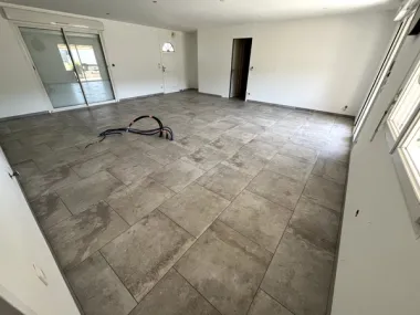 Pose de grès cérame grand format dans une maison — Sol intérieur en Sarthe