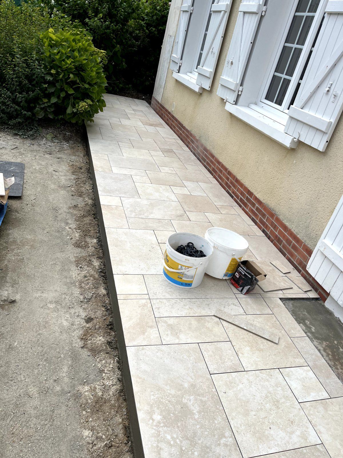 Pose de carrelage extérieur en grès cérame à Lavernat, Sarthe — Terrasse à Lavernat — photo 2 sur 3