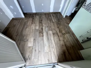Pose de carrelage effet bois — Sol intérieur en Sarthe