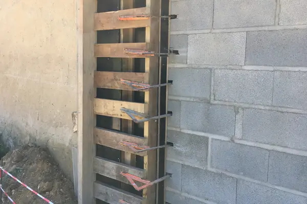 Préparation de mur en parpaings pour extension à Lavernat Préparation de mur en parpaings pour extension à Lavernat - 5 sur 20