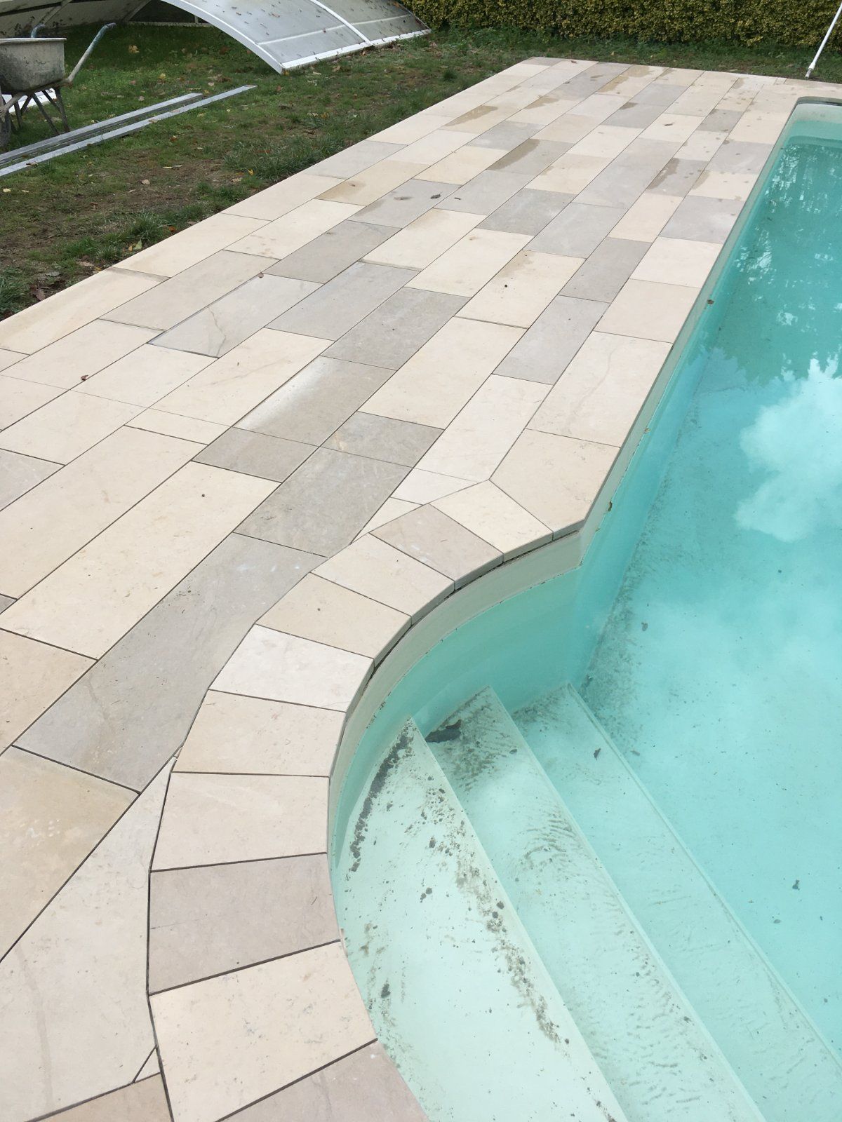 Pose de margelles en pierre naturelle autour d'une piscine à Mayet — Piscine à Mayet — photo 5 sur 6