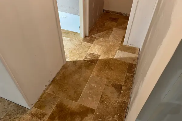 Pose de travertin au sol d'une salle de bain à Vaas Pose de travertin au sol d'une salle de bain à Vaas - 5 sur 15