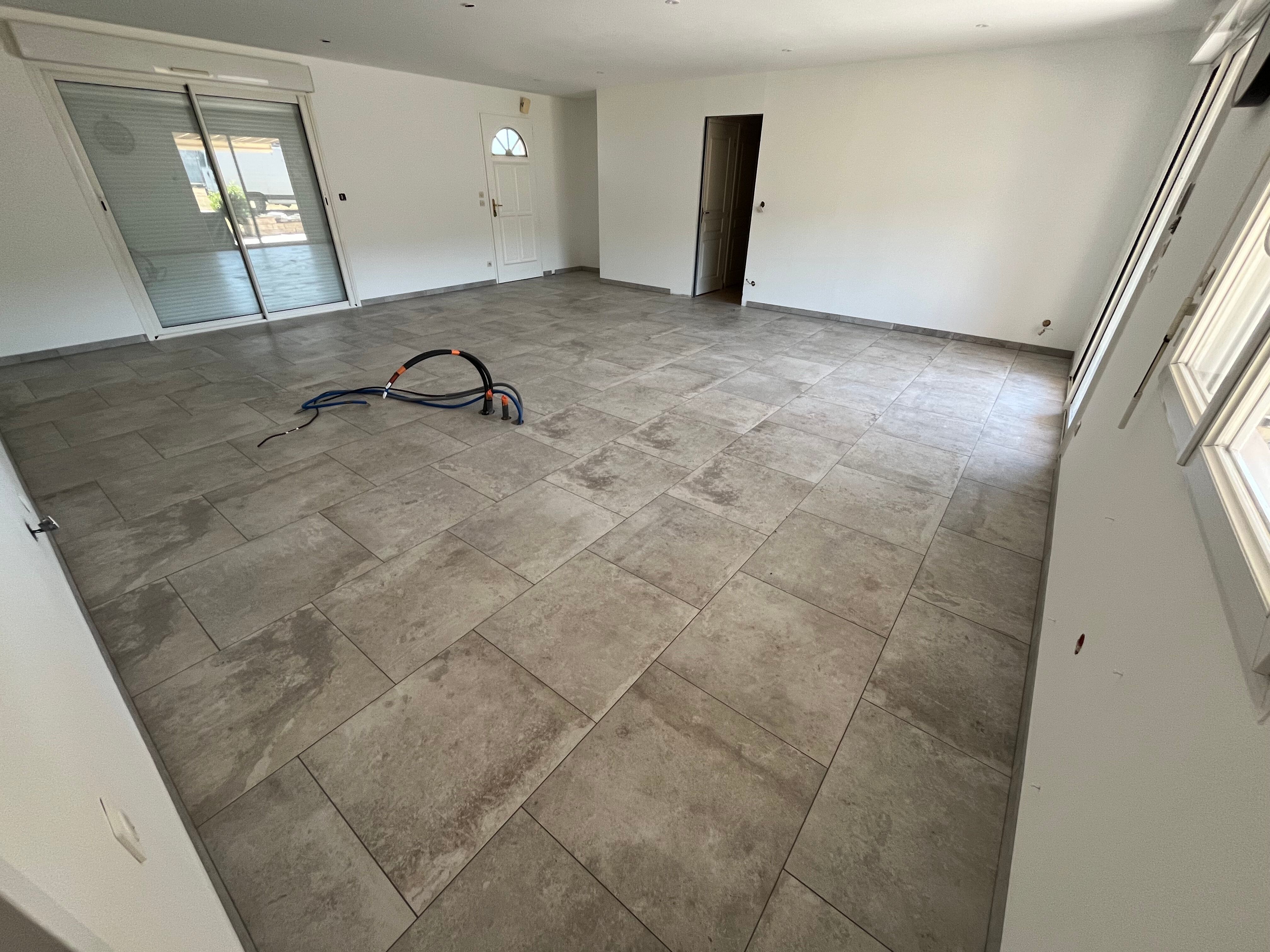 Pose de carrelage au sol dans une maison à Pontvallain - 1 sur 1