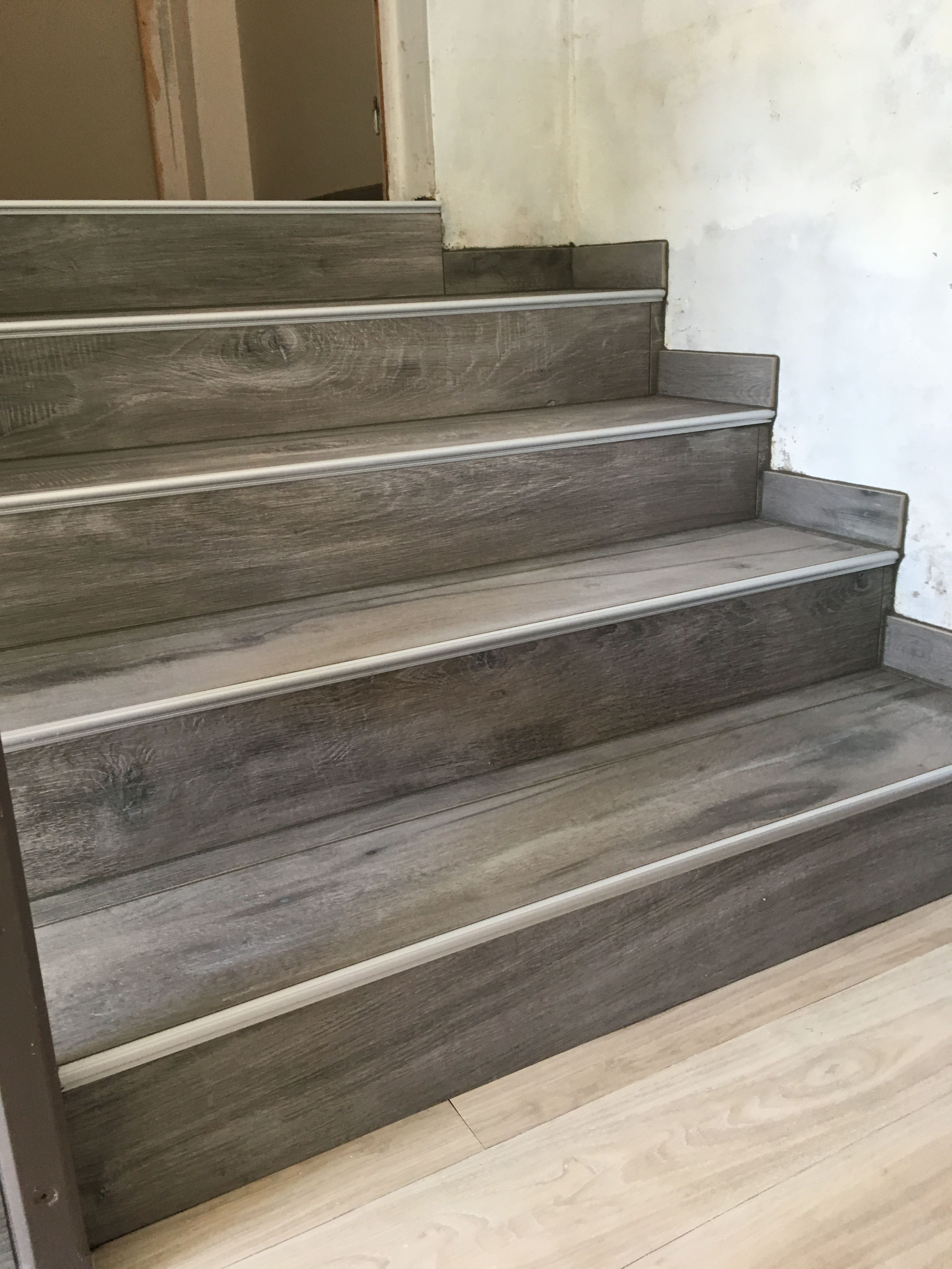 Habillage d'un escalier en grès cérame effet bois à Mayet - 3 sur 13