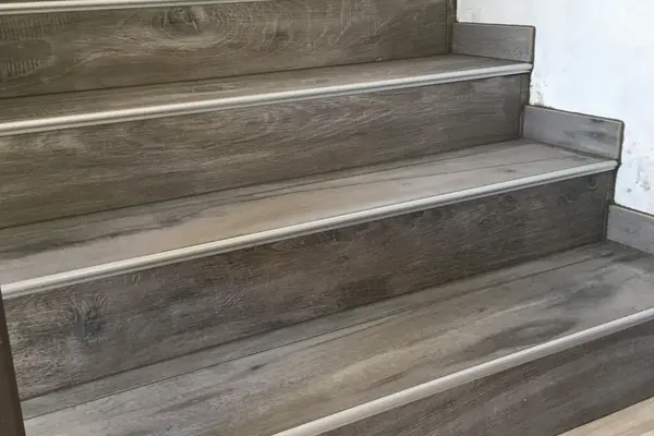 Habillage d'un escalier en grès cérame effet bois à Mayet Habillage d'un escalier en grès cérame effet bois à Mayet - 3 sur 13