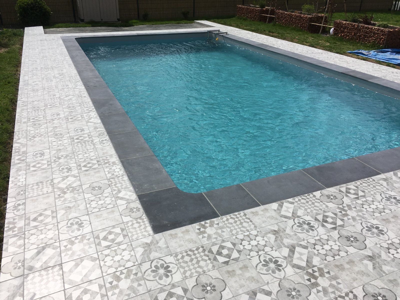 Pose de carrelage autour d'une piscine à Moncé-en-Belin (72) — Piscine à Moncé-en-Belin — photo 3 sur 4