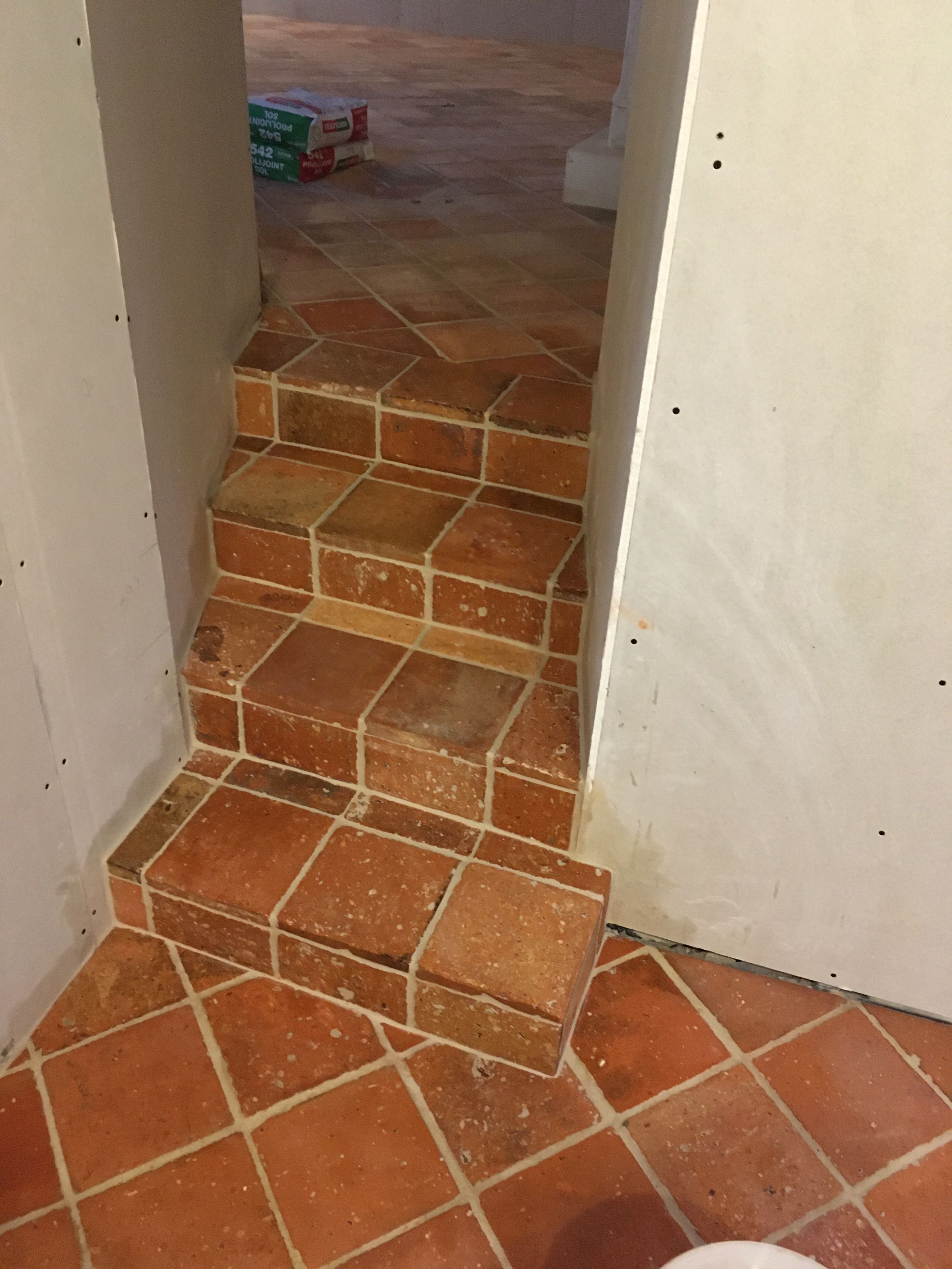 Pose de terre cuite sur un escalier à Beaumont-Pied-de-Bœuf - 1 sur 2
