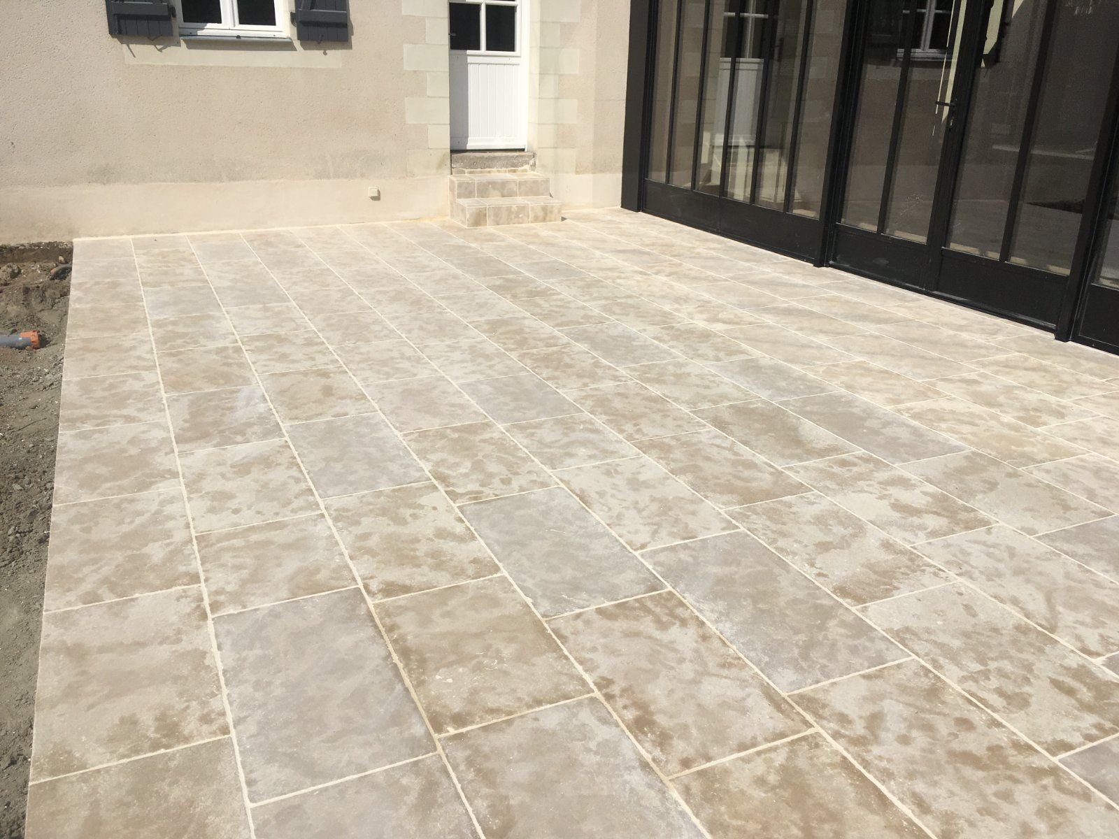 Pose de terrasse en grès cérame effet pierre — Terrasse en Sarthe — photo 2 sur 2