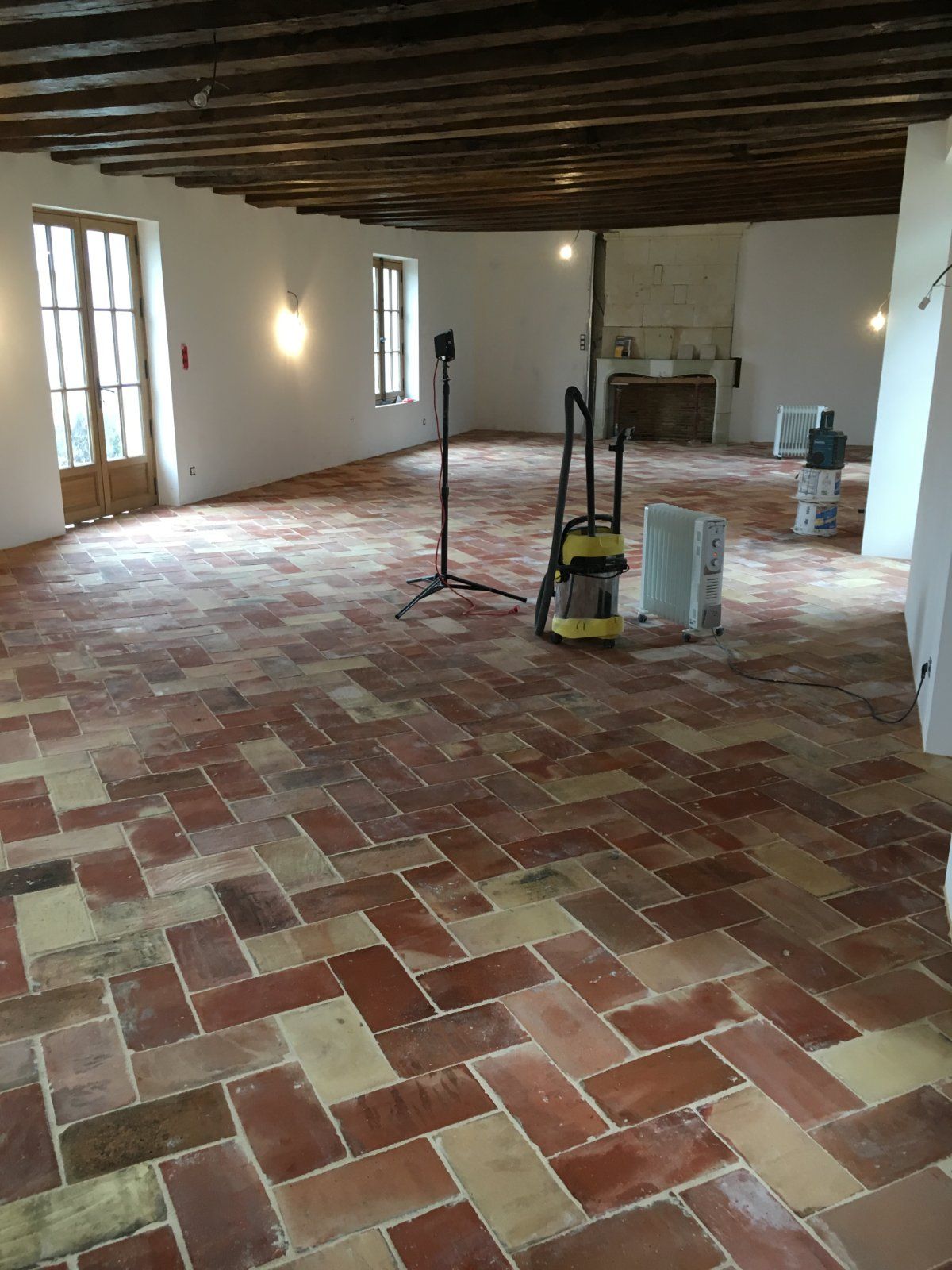 Pose de tomettes en terre cuite à Beaumont-Pied-de-Bœuf, Sarthe — Sol intérieur à Beaumont-Pied-de-Bœuf