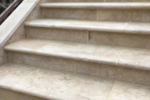 Pose de travertin sur un escalier extérieur à Loir-en-Vallée Pose de travertin sur un escalier extérieur à Loir-en-Vallée - 2 sur 4