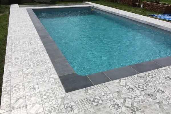 Pose de carrelage autour d'une piscine à Moncé-en-Belin Pose de carrelage autour d'une piscine à Moncé-en-Belin - 8 sur 9