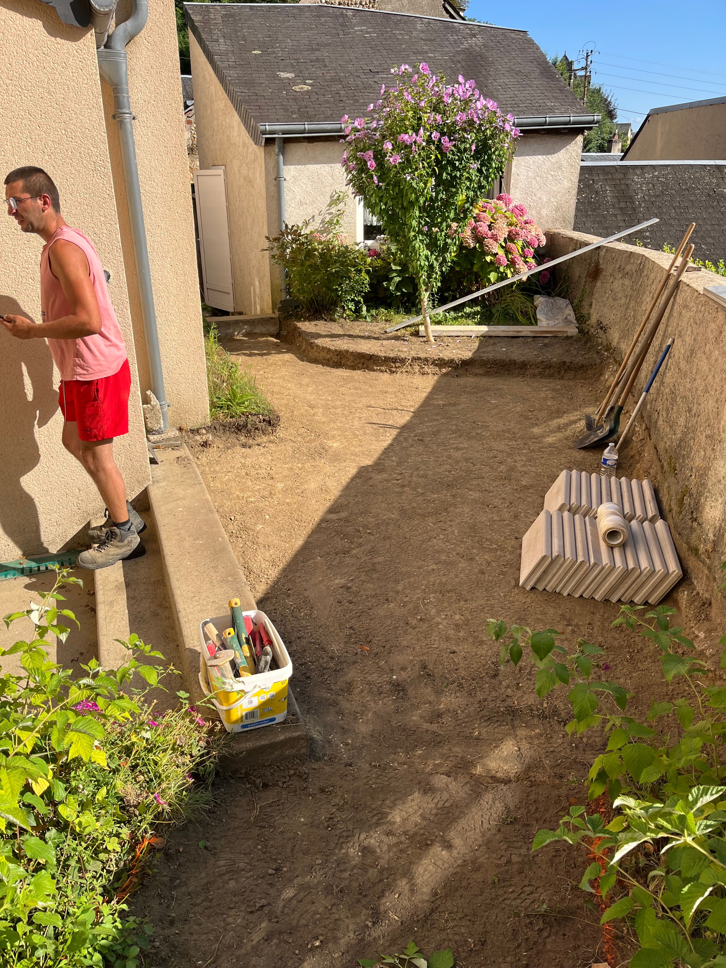 Préparation de terrasse extérieure à Montval-sur-Loir - 1 sur 6