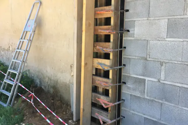 Préparation de mur en parpaings pour extension à Lavernat Préparation de mur en parpaings pour extension à Lavernat - 6 sur 20