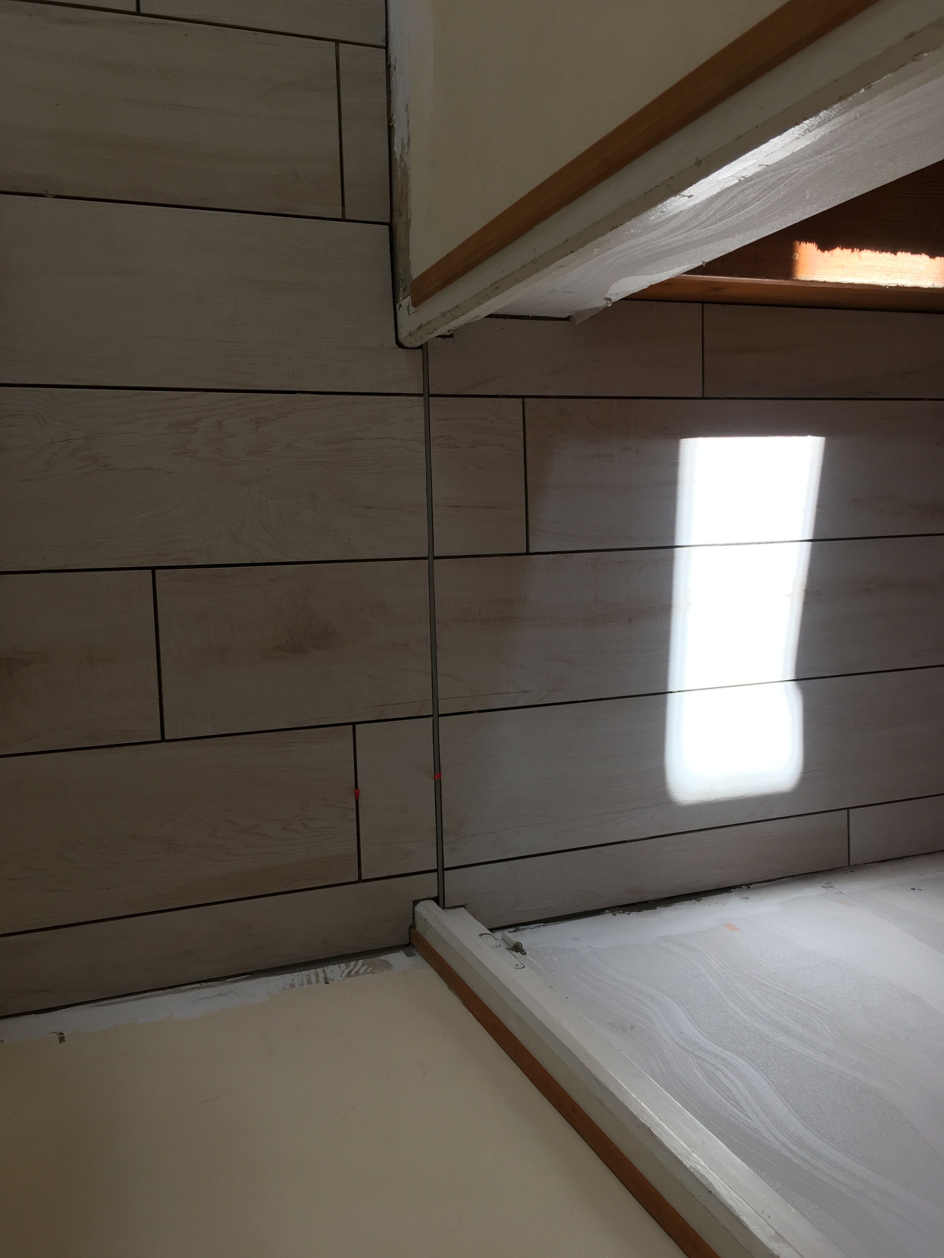 Pose de carrelage au sol dans un couloir à Montval-sur-Loir - 8 sur 20