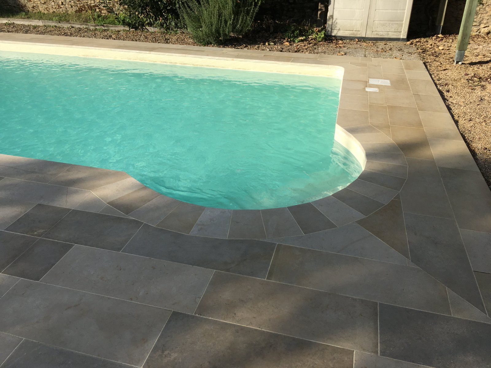 Pose de margelles en pierre naturelle autour d'une piscine à Mayet — Piscine à Mayet — photo 3 sur 6