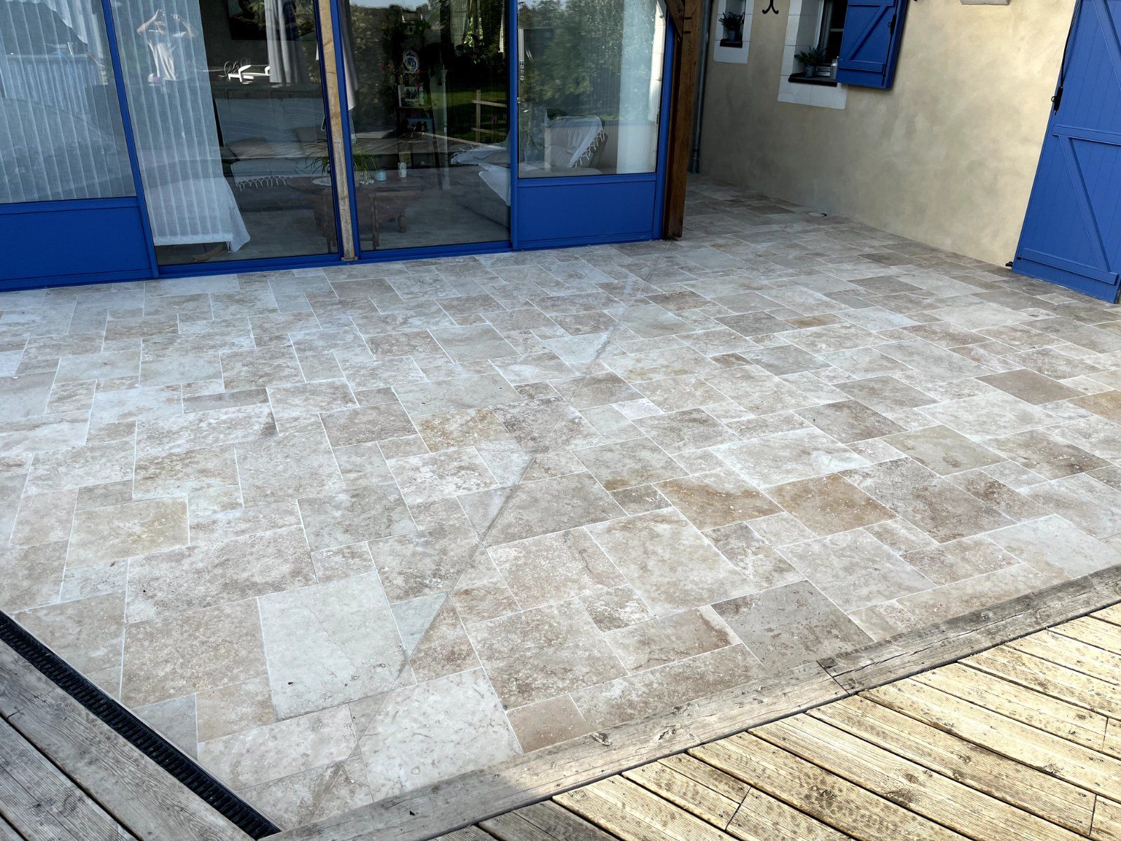 Pose de travertin pour une terrasse élégante — Terrasse en Sarthe — photo 4 sur 5