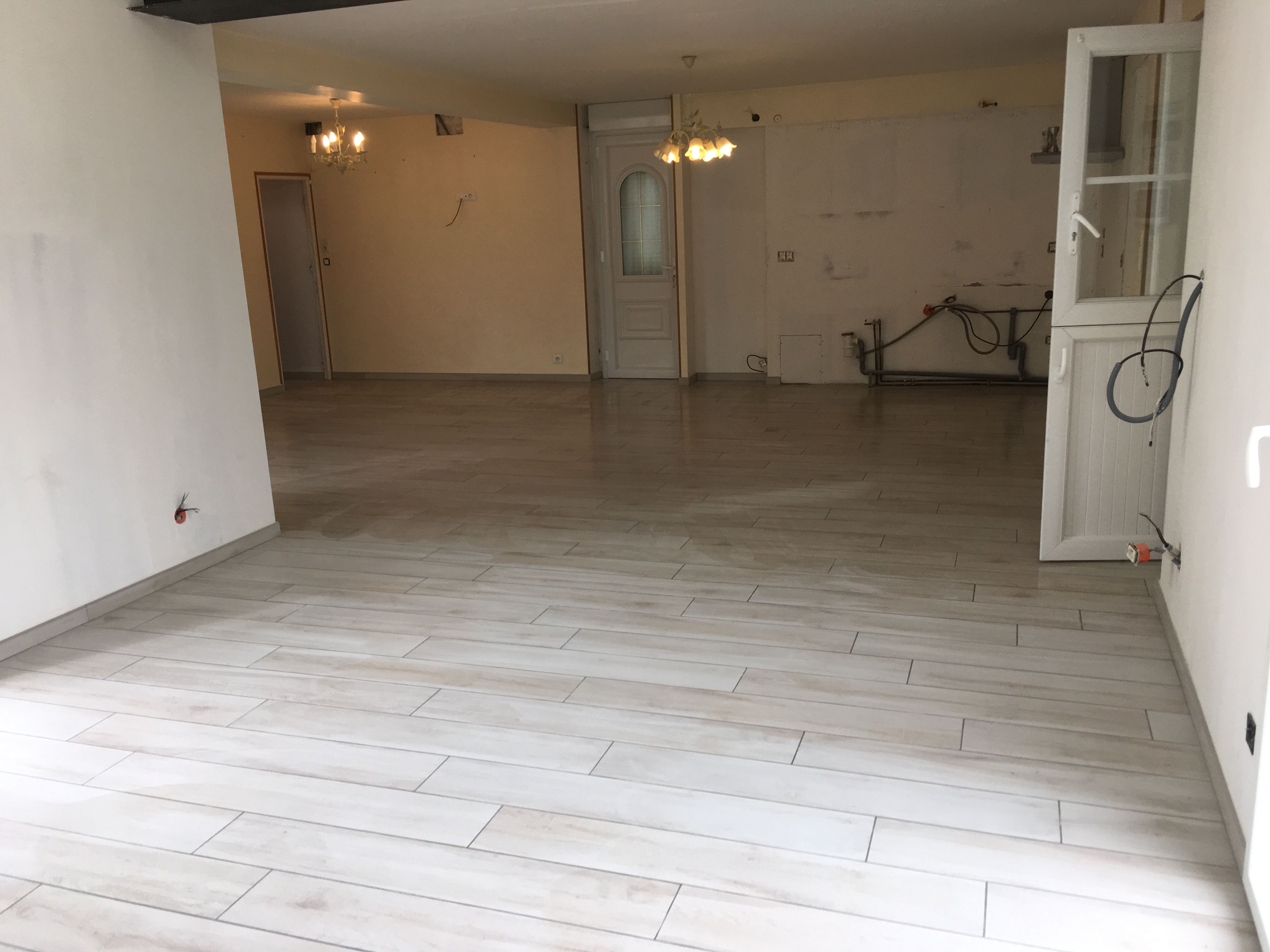 Pose de carrelage au sol dans un couloir à Montval-sur-Loir - 17 sur 20