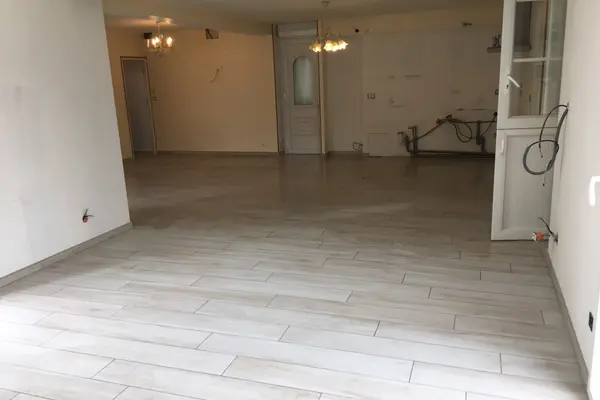 Pose de carrelage au sol dans un couloir à Montval-sur-Loir Pose de carrelage au sol dans un couloir à Montval-sur-Loir - 17 sur 20