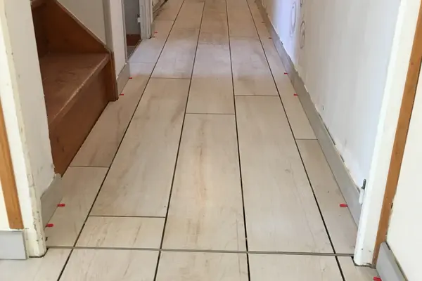 Pose de carrelage au sol dans un couloir à Montval-sur-Loir Pose de carrelage au sol dans un couloir à Montval-sur-Loir - 13 sur 20