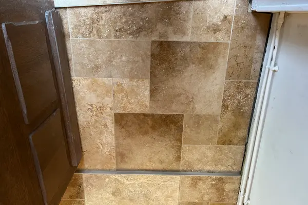 Pose de travertin au sol d'une salle de bain à Vaas Pose de travertin au sol d'une salle de bain à Vaas - 14 sur 15