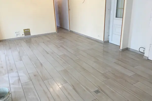 Pose de carrelage au sol dans un couloir à Montval-sur-Loir Pose de carrelage au sol dans un couloir à Montval-sur-Loir - 16 sur 20