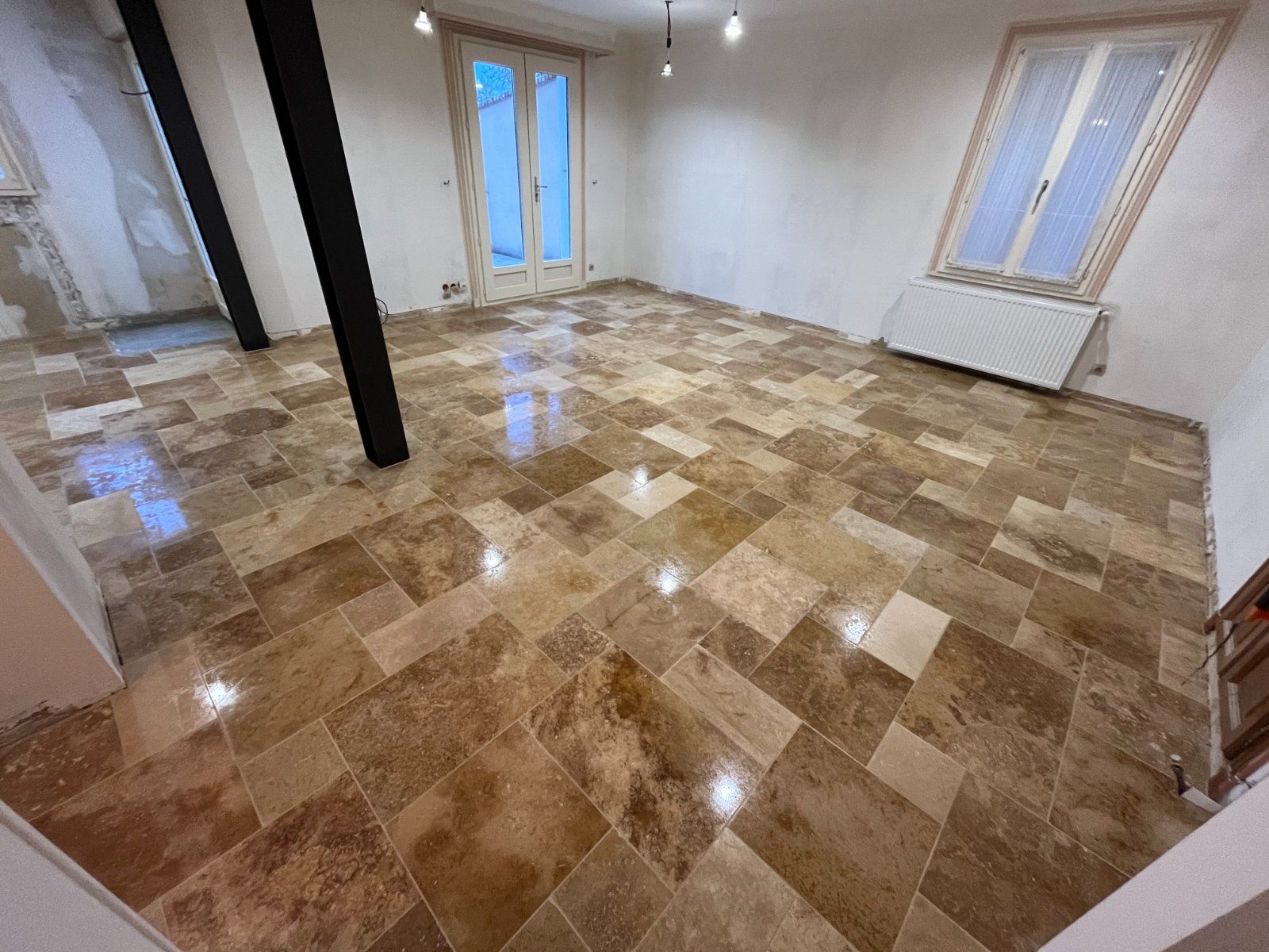 Pose de travertin dans un couloir à Vaas, en Sarthe — Sol intérieur à Vaas — photo 4 sur 5