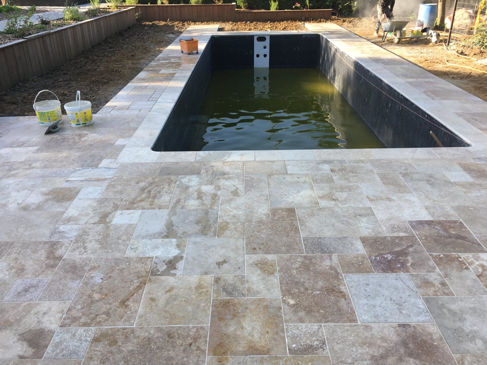 Pose de margelles en pierre naturelle autour d'une piscine à Aigné — Piscine à Aigné — photo 4 sur 4