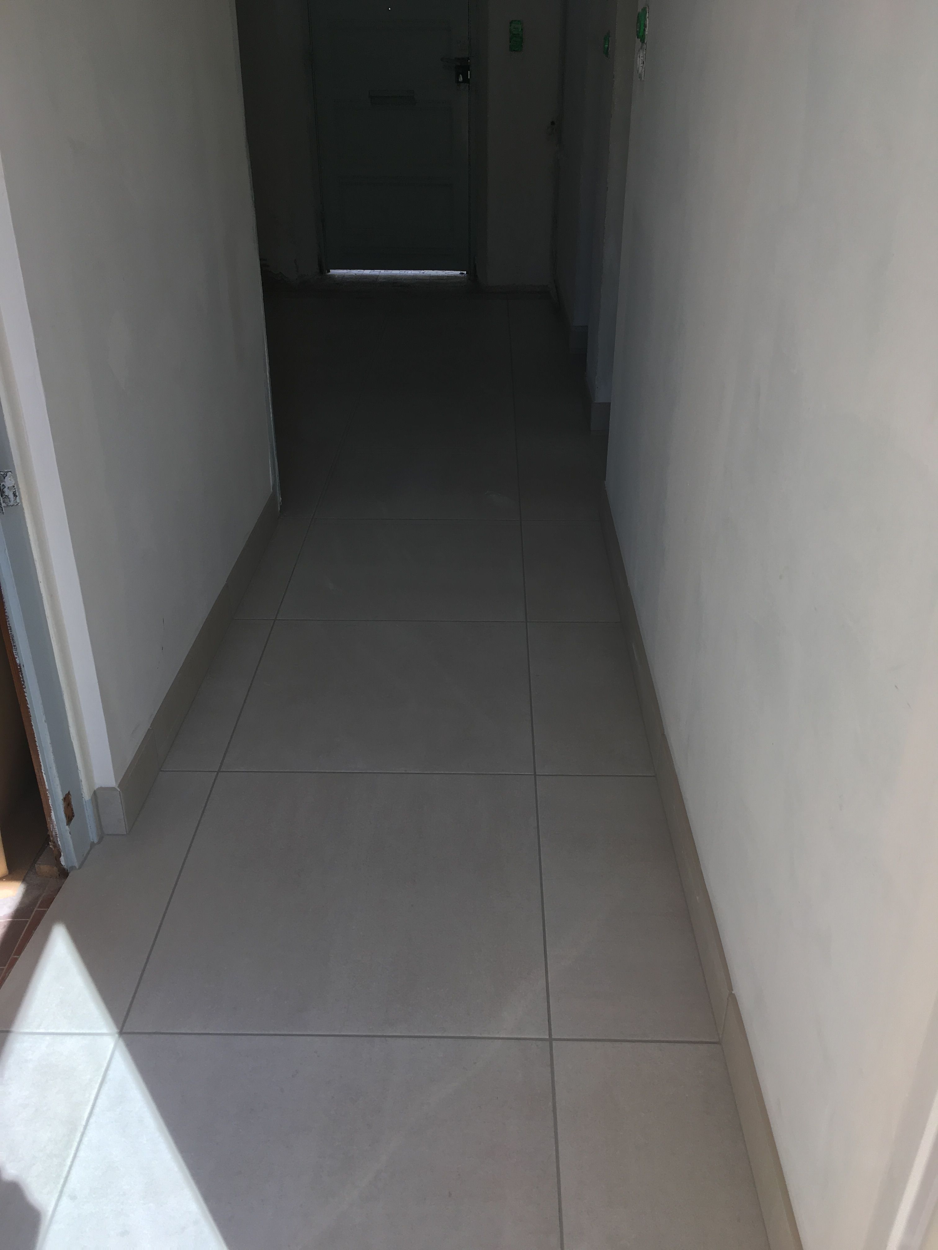 Pose de carrelage au sol dans une maison à Vaas - 6 sur 6