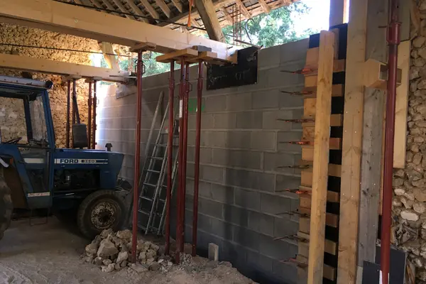 Préparation de mur en parpaings pour extension à Lavernat Préparation de mur en parpaings pour extension à Lavernat - 9 sur 20