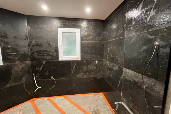 Pose de grès cérame imitation bois dans une douche à Saint-Ouen-en-Belin Pose de grès cérame imitation bois dans une douche à Saint-Ouen-en-Belin - 6 sur 16