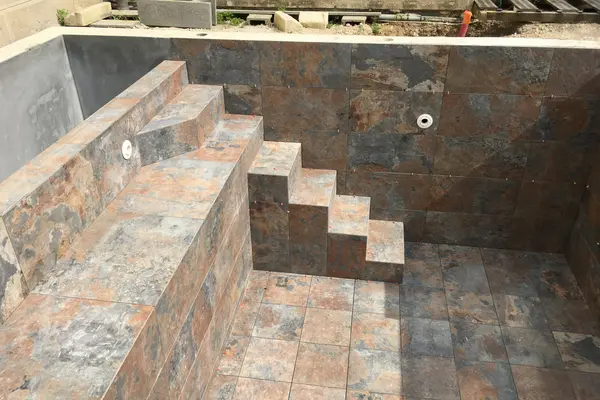 Pose de carrelage en grès cérame pour une piscine au Mans Pose de carrelage en grès cérame pour une piscine au Mans - 4 sur 7