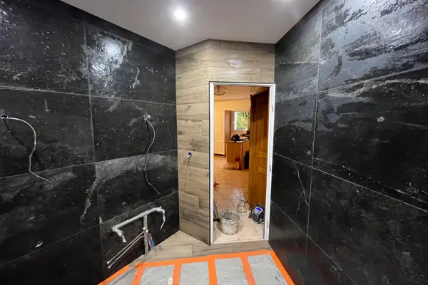 Pose de grès cérame imitation bois dans une douche à Saint-Ouen-en-Belin Pose de grès cérame imitation bois dans une douche à Saint-Ouen-en-Belin - 7 sur 16