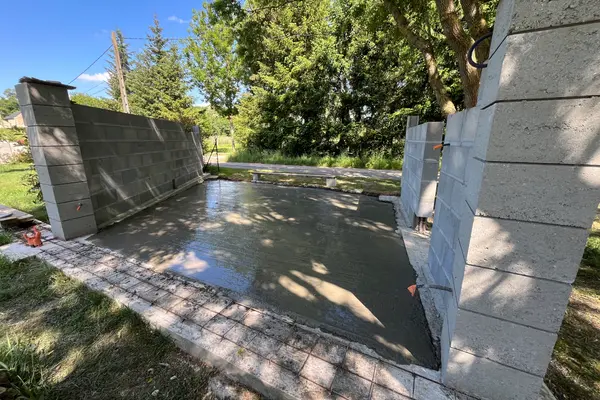 Préparation de mur en parpaings pour extension à Lavernat Préparation de mur en parpaings pour extension à Lavernat - 18 sur 20
