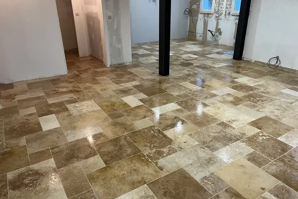 Pose de travertin au sol d'une salle de bain à Vaas Pose de travertin au sol d'une salle de bain à Vaas - 10 sur 15