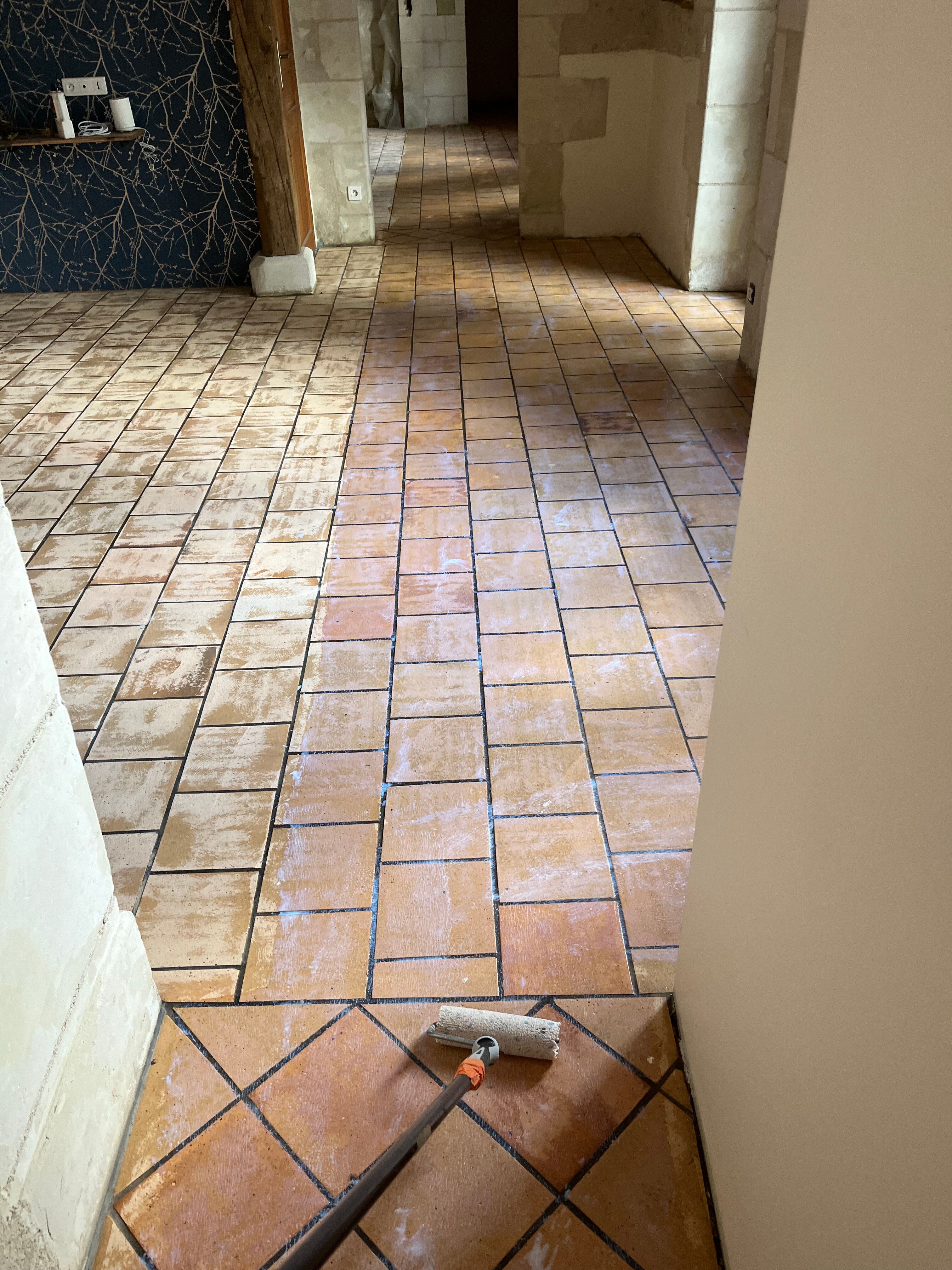 Rénovation et ponçage de sol en terre cuite à Mayet - 2 sur 20