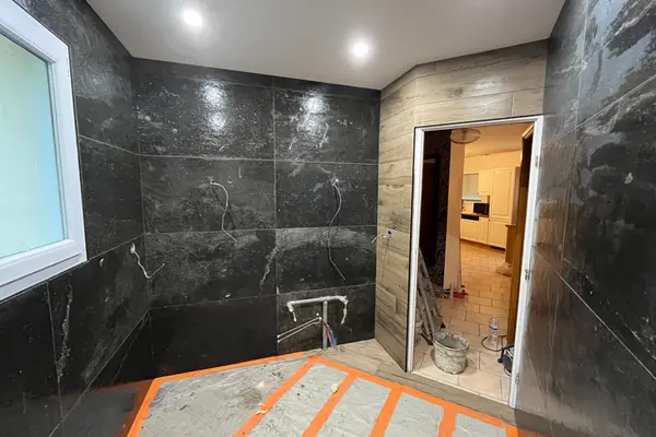 Pose de grès cérame imitation bois dans une douche à Saint-Ouen-en-Belin Pose de grès cérame imitation bois dans une douche à Saint-Ouen-en-Belin - 8 sur 16
