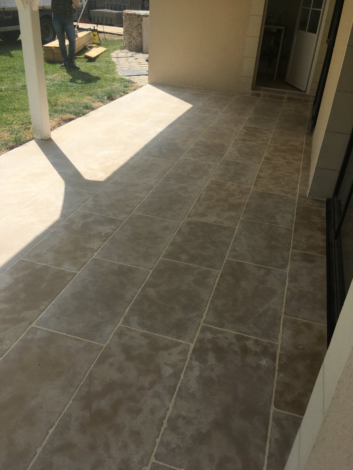 Pose de terrasse en grès cérame effet pierre — Terrasse & extérieur en Sarthe