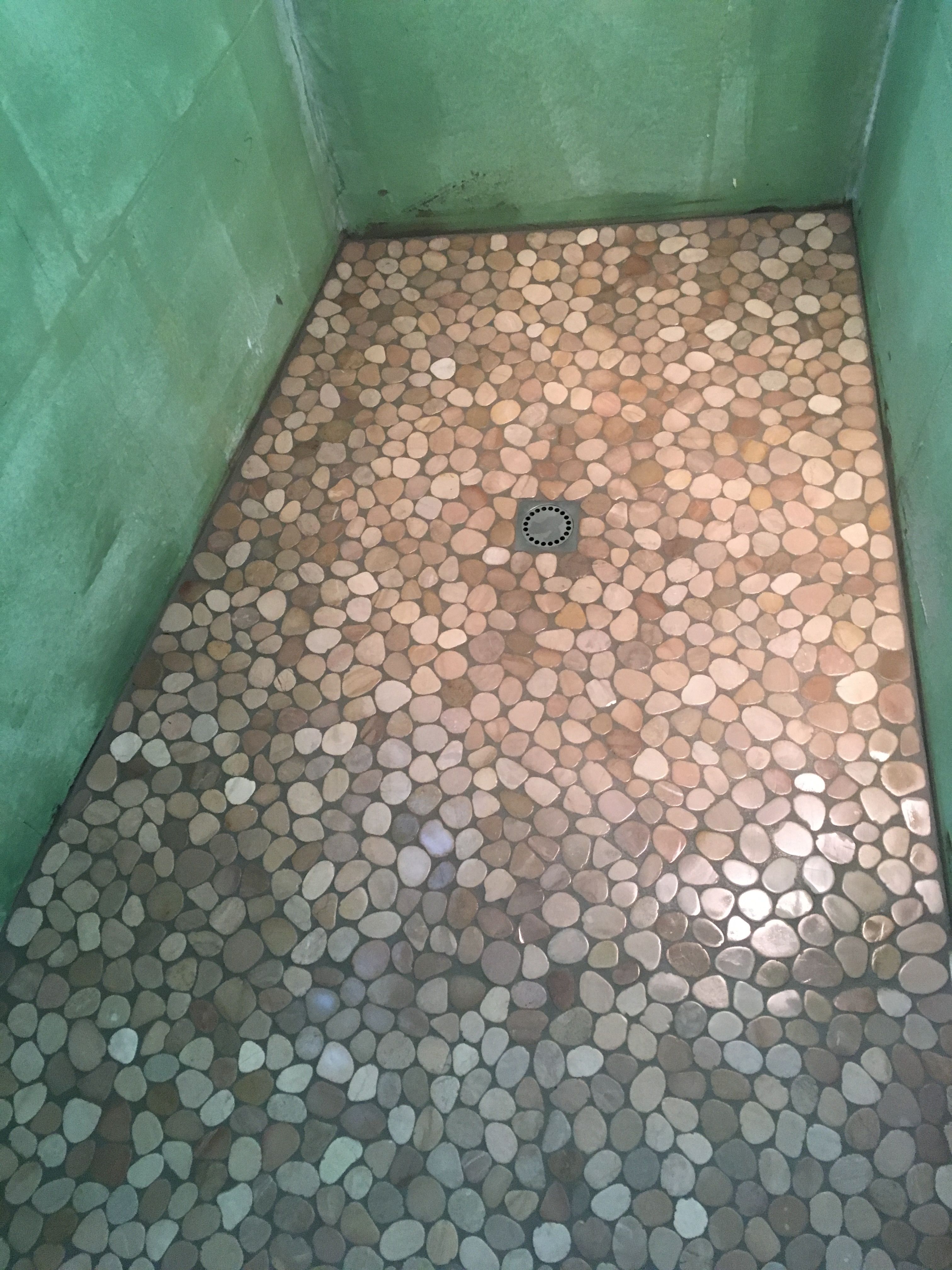 Pose de galets pour une douche italienne à Aubigné-Racan - 1 sur 1