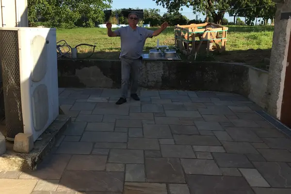 Pose d'un escalier et d'un palier en pierre à Beaumont-Pied-de-Bœuf Pose d'un escalier et d'un palier en pierre à Beaumont-Pied-de-Bœuf - 8 sur 10